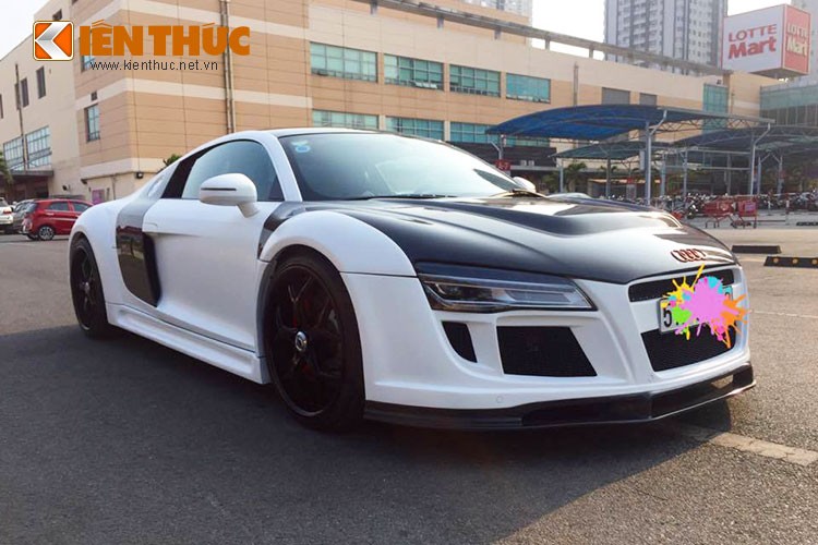 Chiếc  siêu xe Audi R8 phiên bản 2008 của một người chơi xe tại TP HCM được độ "dàn áo" theo phong cách cảnh sát Mỹ. Điểm gây ấn tượng trên bản độ này chính là nước sơn xám mờ cùng hai cánh cửa trắng tương phản ấn tượng.